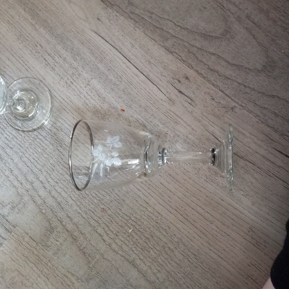 MCM Vintage Set of 4 Sherry Glasses with etched strawberries - Picture 3 of 3